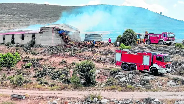 Labores de extinción del fuego desatado en una masía de Villarluengo.