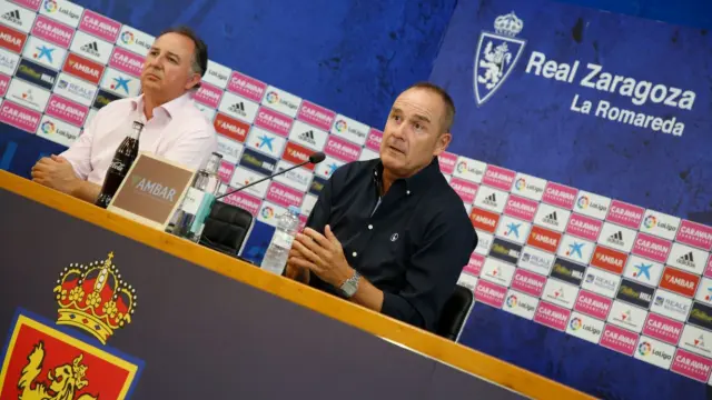 Víctor Fernández, junto al jefe de prensa del club, Miguel Gay, durante la larga rueda de prensa de este martes en el estadio.