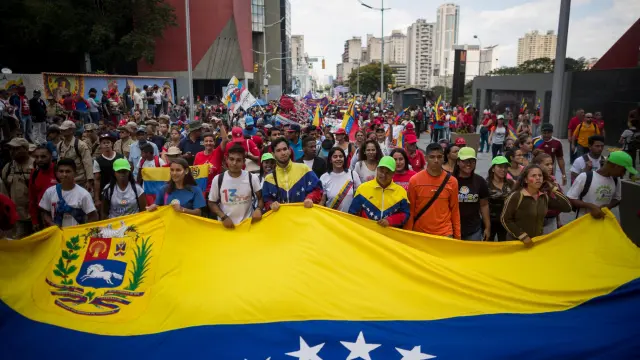 Miles de simpatizantes con el Gobierno de Venezuela participan en una manifestación contra el bloqueo de los bienes estatales de Venezuela en suelo estadounidense.