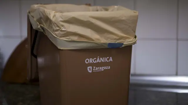 Contenedor distribuido por el Ayuntamiento para la recogida de basura orgánica en los domicilios.
