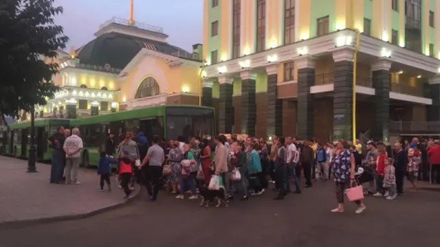 Gente evacuada de los alrededores del lugar de la explosión.