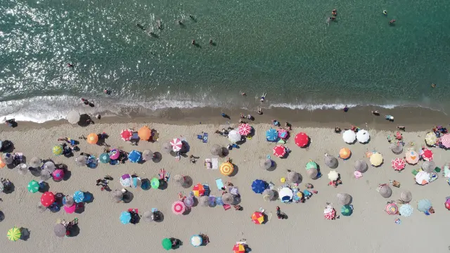 Imagen de una playa de Turquía llena de turistas este jueves.