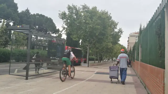 La acera bici atraviesa la avenida Academia General Militar.