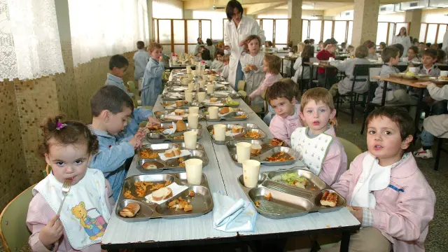 Niños comiendo en un comedor zaragozano.