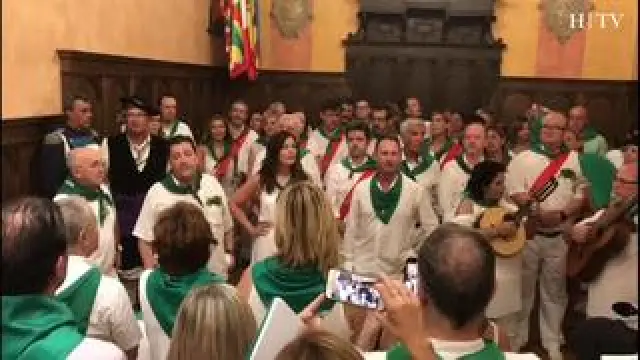 Sonidos de guitarra y jotas cantadas con emoción han sido el agradecimiento de los grupos folclóricos de Huesca por la concesión de la Parrilla de Oro 2019.