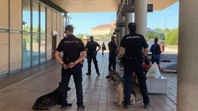 Despliegue policial en la estación de Huesca.