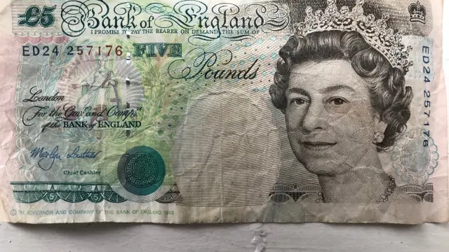Un billete antiguo de cinco libras esterlinas.