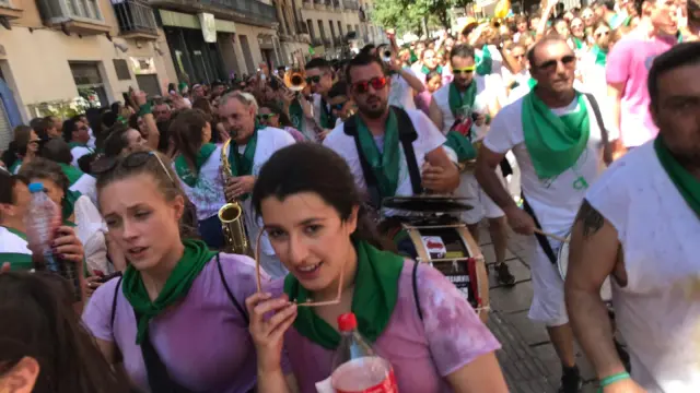 La cabalgata llena de color y música el centro de Huesca.