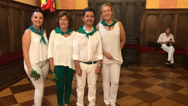 Tres consejeras del Gobierno de Aragón, Maru Díaz, María Victoria Broto y Marta Gastón, han vivido muy de cerca el chupinazo junto al alcalde de Huesca, Luis Felipe