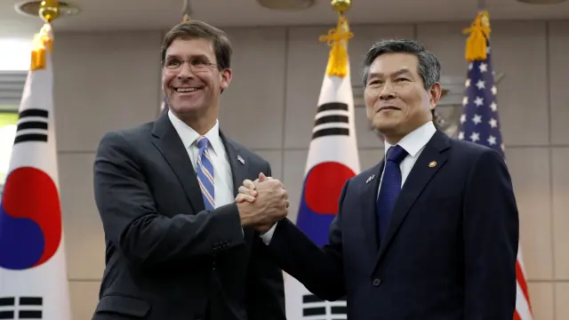 U.S. Defense Secretary Mark Esper and South Korean Defense Minister Jeong Kyeong-doo hold their hands ahead of a meeting at Defense Ministry in Seoul, South Korea, August 9, 2019. Lee Jin-man/Pool via REUTERS [[[REUTERS VOCENTO]]]