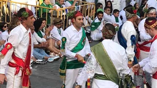 Carlos Nasarre, uno de los nuevos danzantes, ha elegido el verde para su traje.