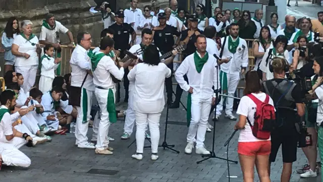 El jotero oscense Roberto Ciria acaba de cantar una jota a San Lorenzo que ha emocionado a la plaza.