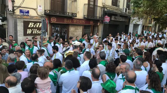 Llega la Banda de Música de Huesca, indispensable en este 10 de agosto, y se lleva la enésima ovación de la mañana.