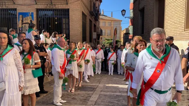 Todos los concejales, excepto los dos de Con Huesca Podemos, asisten a la procesión con las bandas.