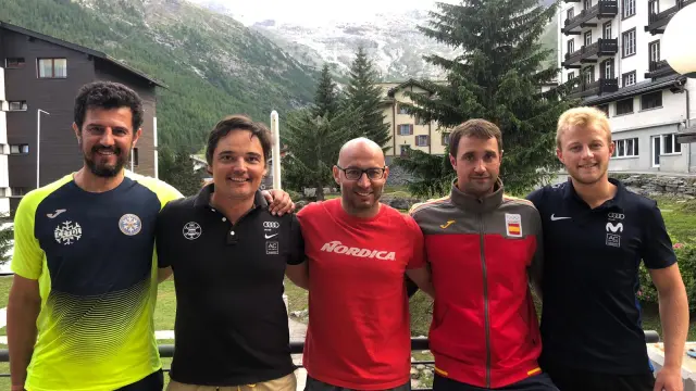 Cinco entrenadores aragoneses de esquí alpino preparan a sus equipos en Suiza