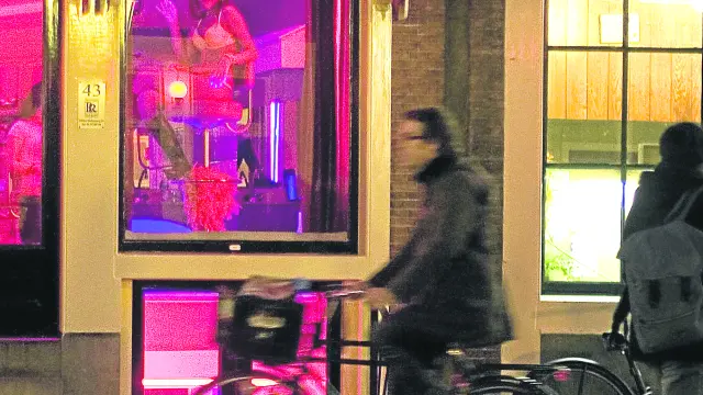 Dos signos distintivos de Ámsterdam: las bicicletas y el Bario Rojo.