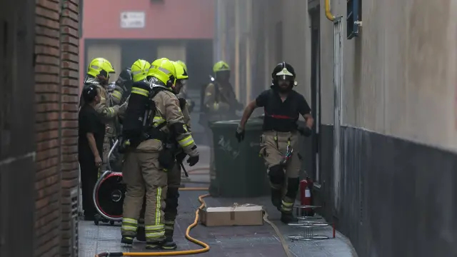 Los bomberos han accedido a la cocina del restaurante por la puerta trasera.