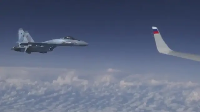 Interceptan un caza español F-18 en misión de la OTAN que se acercó al avión del ministro de Defensa ruso.