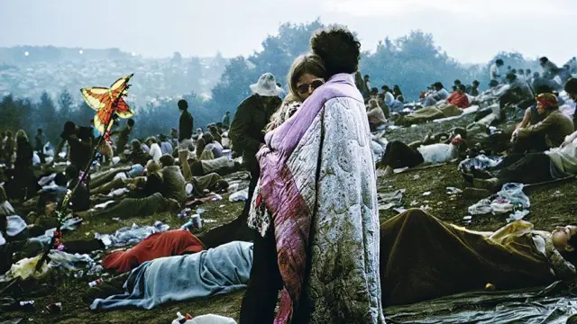 Pareja abrazada en el festival de Woodstock de 1969.