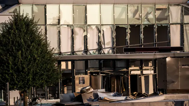 Copenhagen (Denmark), 07/08/2019.- A view of the front of the building with broken windows at the Danish Tax Authority at Oesterbro in Copenhagen, Denmark, 07 August 2019 following an explosion. Media reports state that on the evening of 06 August 2019, police received reports of a powerful explosion near Nordhavn Station. Police confirm that there has been a powerful explosion in front of the Tax Agency . (Abierto, Dinamarca, Copenhague) EFE/EPA/Olafur Steinar Gestsson DENMARK OUT Explosion in front of the Danish Tax Agency