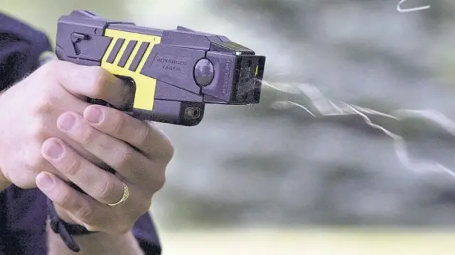 Imagen de una pistola eléctrica similar a la que utilizó el detenido para agredir a su amigo en el barrio de San José de Zaragoza.