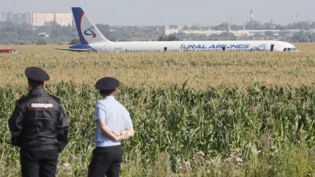 Un Airbus 321 aterriza de urgencia en un campo de maíz en las afueras de Moscú.