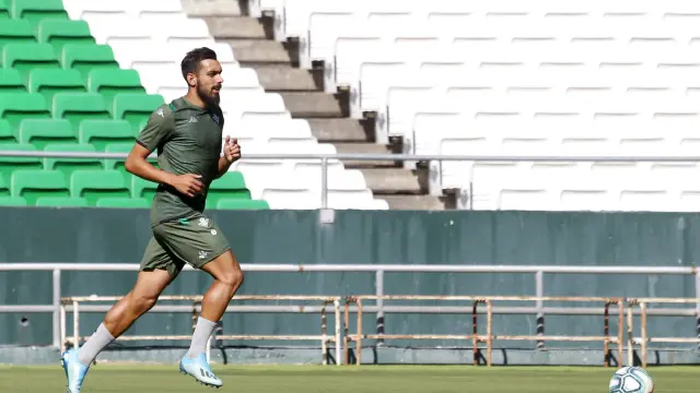 Borja Iglesias en su primer entrenamiento con el Real Betis