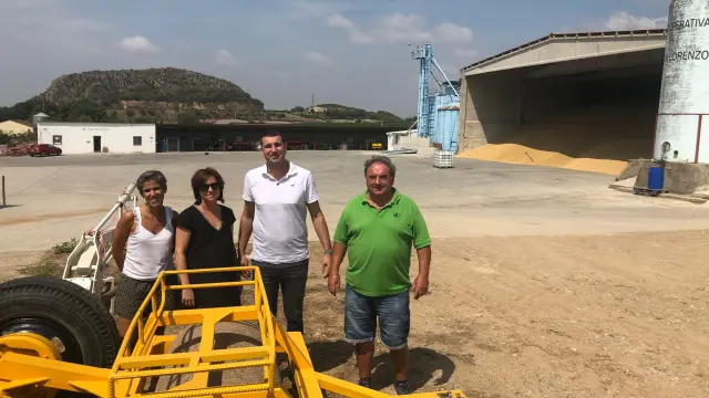 Patricia Abad y Lourdes Beguer, administrativas de la cooperativa San Lorenzo de Estadilla, junto al gerente, Alfonso Fumaz, y Antonio Cama, su presidente.