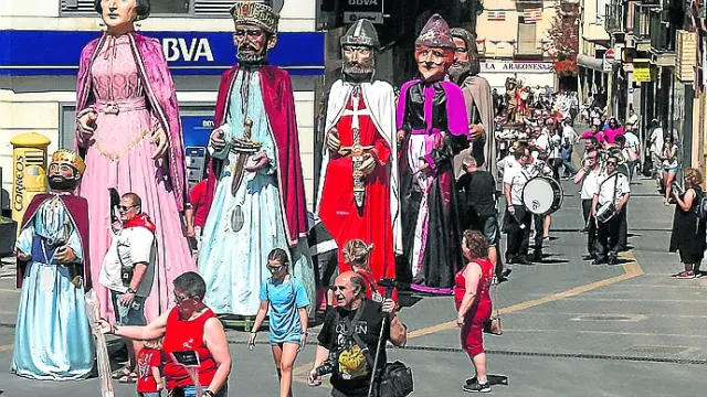 Los gigantes encabezan la procesión en honor del patrón.
