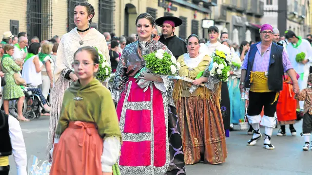 Personas de todas las edades participaron en la ofrenda luciendo trajes tradicionales o típicos de distintas épocas y zonas de Aragón.