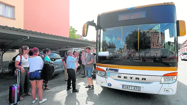 Un bus procedente de Valencia para en la estación de Renfe de Teruel para recoger y dejar pasajeros.