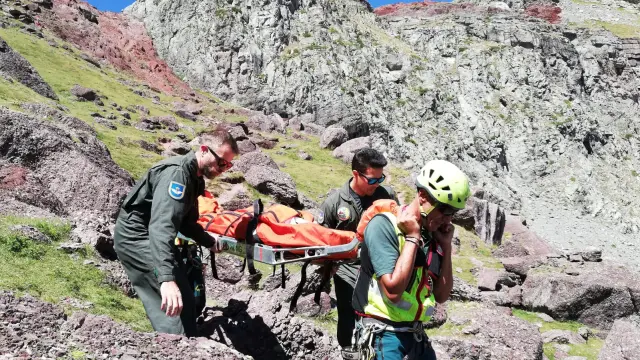 Rescate de una montañera en el pico Anayet el pasado sábado.