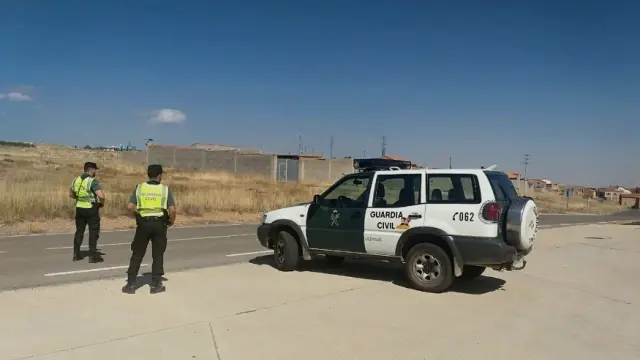 La Guardia Civil de Teruel rescata a un menor atrapado dentro de un vehículo en Torrelacárcel.