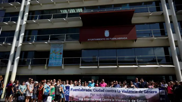 Vecinos de Fuenlabrada se concentran este martes en la ciudad madrileña en repulsa y condena por el asesinato de la joven
