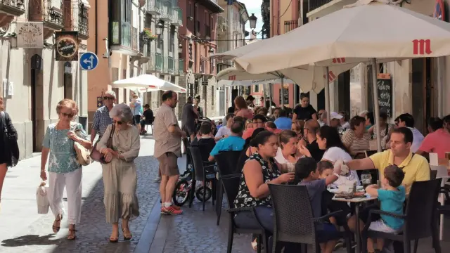 Turistas en las terrazas de Jaca, que absorbe al 75% de los visitantes de toda la comarca.