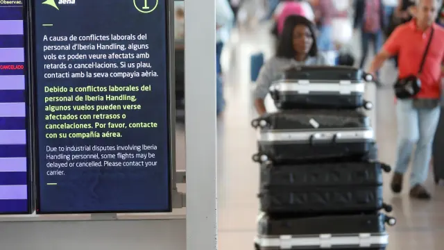 Algunos viajeros se quedan atrapados tras las cancelaciones preventivas de vuelos.
