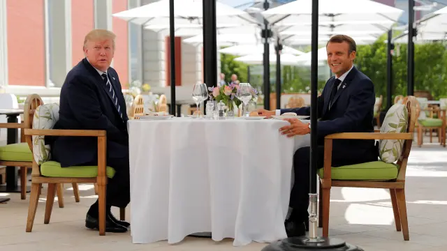 Los presidentes estadounidense y francés antes del almuerzo que compartieron en Biarritz