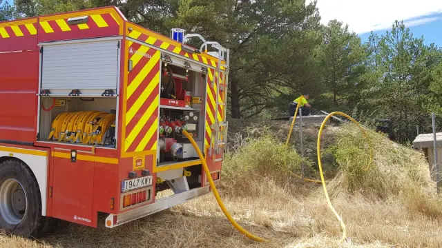 Un camión nodriza suministra agua a la localidad de Jarlata, en la provincia de Huesca