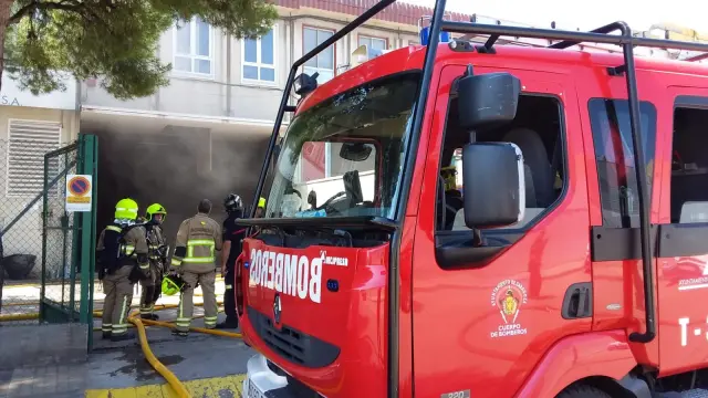 Los Bomberos sofocan un incendio en una nave del polígono El Pilar de Zaragoza