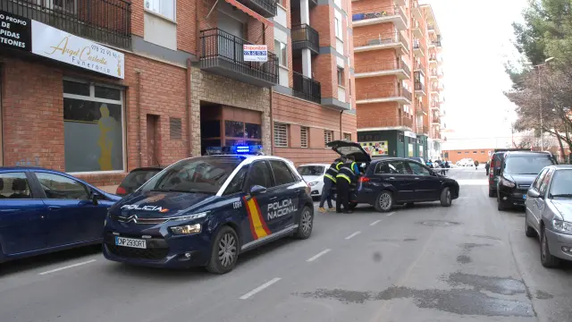 Un coche patrulla de la Policía Nacional por las calles de Teruel.