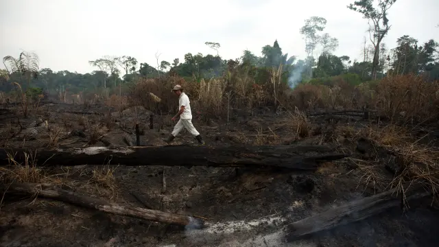 Vista de los daños producto del incendio en la Amazonía brasileña, en la zona de Porto Velho.