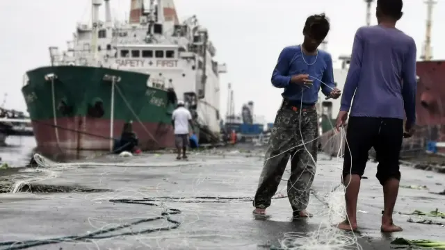 Navotas City (Philippines), 27/08/2019.- Filipino fishermen hold fishing lines next to ships taking shelter inside a seaport in Navotas city, north of Manila, Philippines, 27 August 2019. According to the latest advisory from Philippine Atmospheric Geophysical and Astronomical Services Administration (PAGASA), Tropical Storm Podul intensified from a tropical depression into a tropical storm on August 27, while moving toward Central Luzon with a maximum winds of 65 kilometers per hour and gustiness of up to 80 km/h. (Filipinas) EFE/EPA/FRANCIS R. MALASIG Typhoon Podul forecast in Philippines