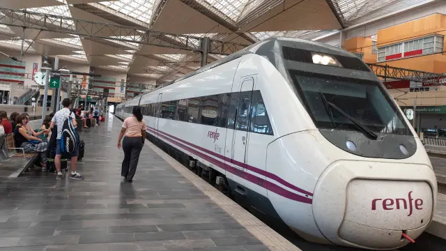 Renfe quiere alargar diez minutos la llegada del Ave de las 7.05 desde Zaragoza y Madrid y el de regreso a la capital aragonesa de las 21.30.