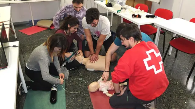 Imagen de archivo de un taller de formación de primeros auxilios de Cruz Roja