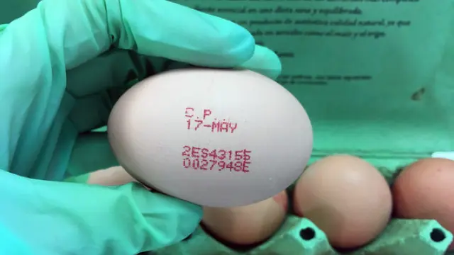 Ejemplo de huevo codificado con el número 2 (de gallina criada en suelo).