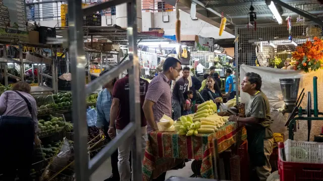 Venezolanos compran alimentos en un mercado de Caracas.