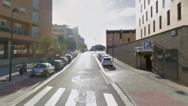 La ciclista ha perdido el control tras toparse con un coche a la salida del parking de un supermercado.