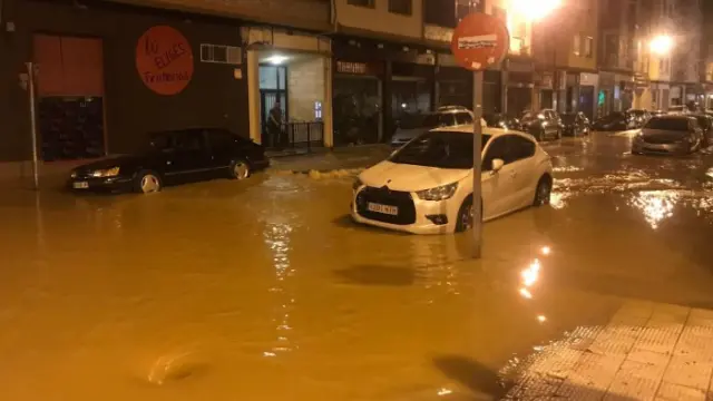 Un reventón inunda la calle Lacarra.