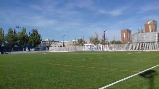 Los campos de la Federación Aragonesa de Fútbol están vacíos, pero las niñas no pueden entrenar.