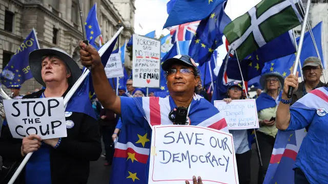 Manifestantes contrarios al 'brexit' se concentran este martes en Londres contra el cierre del Parlamento.